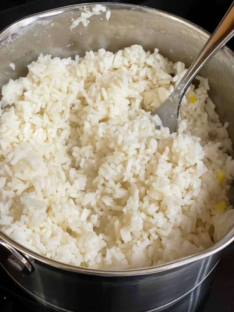 Cooked white rice in a saucepan.